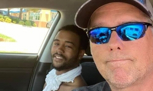 프랭클린은 무더위에 걸어가느라 상의를 벗고 목에 수건을 두르고 있다. [고펀드미 웹사이트]